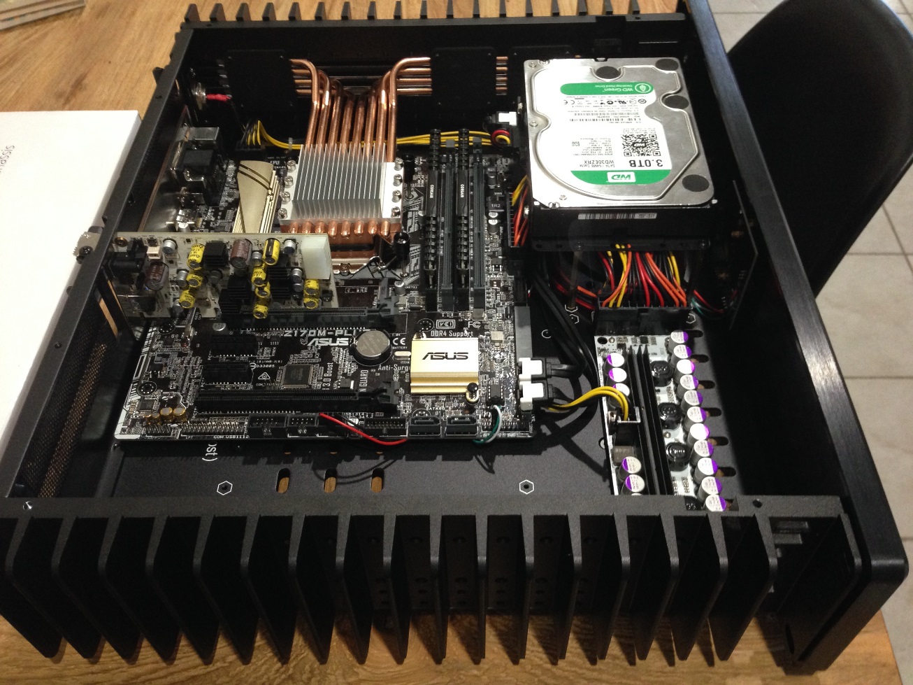 HDPLEX 2nd Gen H5 fanless PC case with SoTM USB card and Intel 6100T